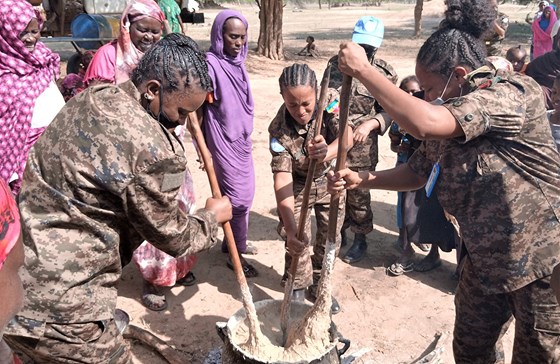 Etiopiske fredsbevarere hjelper til i Abyei, med både mat og distribuering av vann. Foto: Unisfa