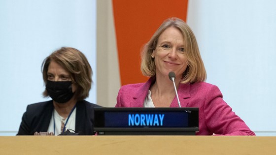 Utenriksminister Anniken Huitfeldt og ambassadør Mona Juul på Norges plass i Sikkerhetsrådet. Foto: FN