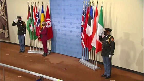Så er Norges flagg på plass sammen med flaggene til de andre medlemmene av FNs sikkerhetsråd. Foto: FN