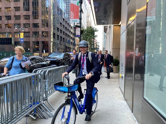 Bilde av Espen Bart Eide på en blå sykkel på fortauet i New York 