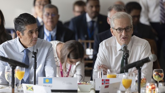 Bilde av Støre og lederen i Havpanelet sittende ved møtebord. Begge i skjorte med slips.