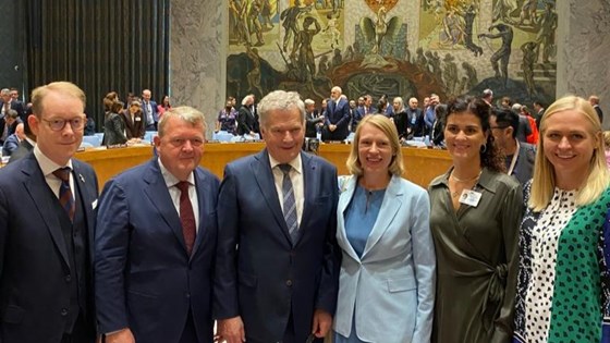 Bilde av de nordise utenriksministrene stående i sikkerhetsrådsalen.