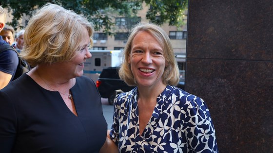 Bilde av utviklingsminister Tvinnereim og utenriksminister Huitfeldt sammen på gaten i New York
