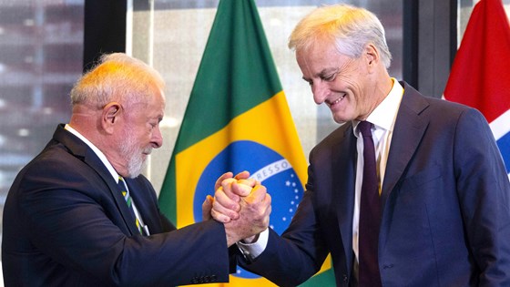 Bilde av Brasils president Lula og Støre som hilser på hverandre