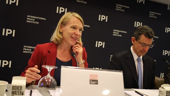 Bilde av utenriksminister Huitfeldt sittende ved siden av Douglas Rutzen, president i ICNL.