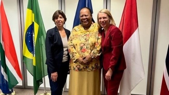 Bilde av utenriksminister Huitfeldt stående med de kvinnelige utenriksminstrene fra Sør-Afrika og Frankrike.