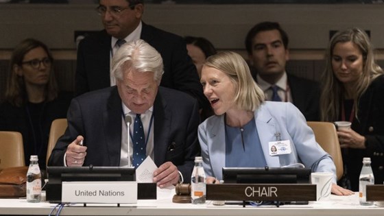 Bilde av utenriksminister Huitfeldt sittende sammen med en representant fra FN ved bordet