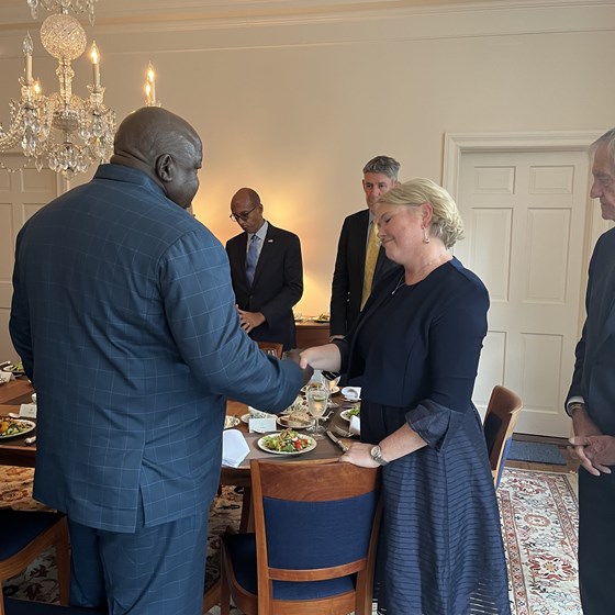 Bilde av Tvinnereim stående ved bord før lunsj og snakker med Ugandas utenriksminister.