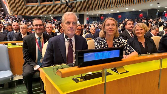 Bilde av Støre, Huitfeldt og Tvinnereim sittende på Norges plass i FNs generalforsamling. Barth Eide sittende bak.