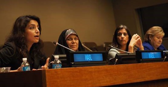 Deeyah Khan (t.v.) holder innlegg under møtet om kjønn og voldelig ekstremisme. Foto: Ragnhild Simenstad, FN-delegasjonen