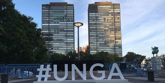 Utenfor FN-bygget står et #UNGA for å minne deltakere på å nevne generalforsamlingen på sosiale medier. Foto: Ragnhild Simenstad, FN-delegasjonen