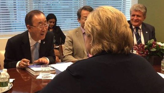 Statsminister Erna Solberg og generalsekretær Ban Ki-moon under generalsekretærens høynivåmøte for å oppfordre til rask ratifisering av Paris-avtalen. Foto: Georg Børsting, UD