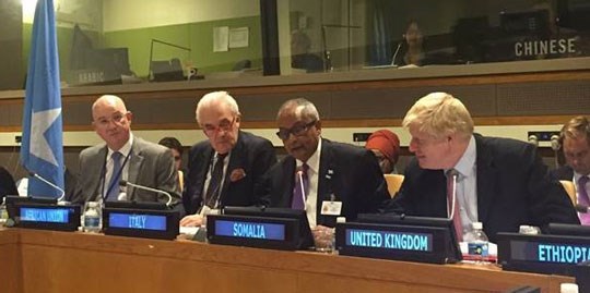 Storbritannias utenriksminister Boris Johnson (t.h.) og Somalias utenriksminister Abdisalam Omer (i midten). Foto: Erling Skjønsberg, UD