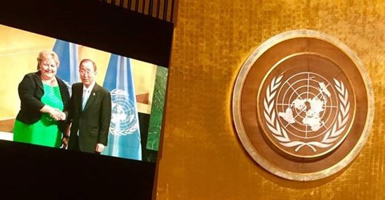 Statsminister Erna Solberg og generalsekretær Ban Ki-moon under generalsekretærens høynivåmøte for å oppfordre til rask ratifisering av Paris-avtalen. Foto: Georg Børsting, UD