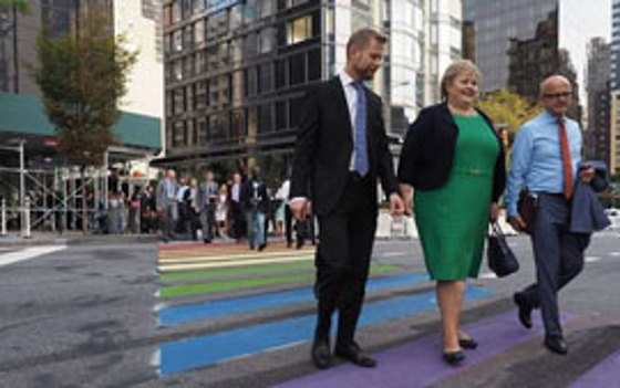 Tre ministre går over fotgjengerfeltet som er malt i regnbuens farger til støtte for LHBT-rettigheter. Foto: Ragnhild Simenstad, FN-delegasjonen