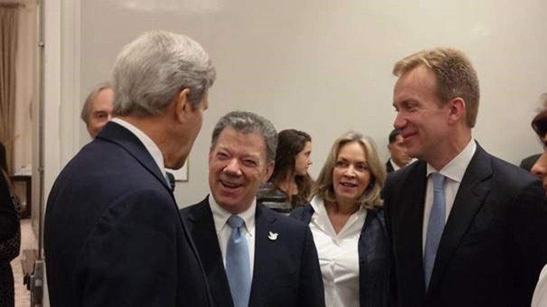 USAs utenriksminister John Kerry, president Juan Manuel Santos, Colombias ambassadør María Emma Mejía Vélez og Børge Brende i samtale etter givermøtet. Foto: Marte Kopstad, UD