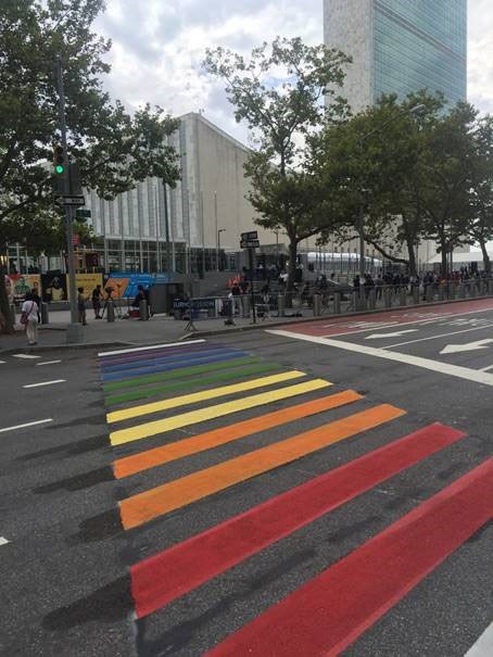 Overgangsfeltet ved inngangen til FN er malt i regnbuens farger for å sette fokus på rettigheter for LHBTI-personer. Foto: Kari Ranheim Lome, FN-delegasjonen