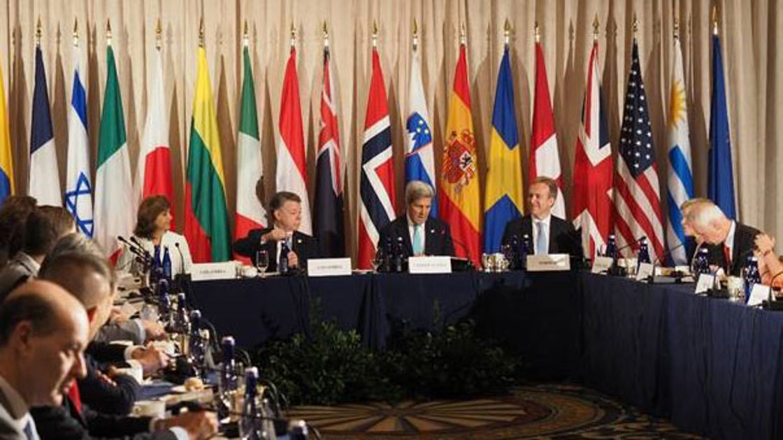 President Juan Manuel Santos, USAs utenriksminister John Kerry og Børge Brende under givermøtet for minerydding i Colombia søndag 18. september. Foto: Ragnhild Simenstad, FN-delegasjonen