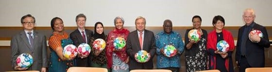 Generalsekretær António Guterres møter pådrivergruppen for bærekraftig utvikling og viser frem de norske fotballene som er knyttet til prosjektet («fotball for utvikling»). Foto: Rick Bajornes, FN