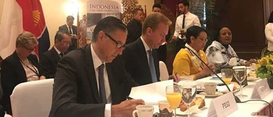 Utenriksminister Brende var sammen med Indonesias utenriksminister Retno Marsudi vert for et frokostmøte om fredsbygging og sør-sør-samarbeid hos den indonesiske delegasjonen. Foto: May-Elin Stener, FN-delegasjonen