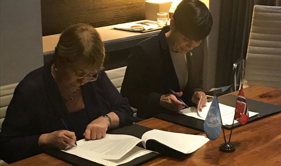 FNs høykommissær for menneskerettigheter Michelle Bachelet og utenriksminister Ine Eriksen Søreide signerer avtalen om norsk støtte til Bachelets kontor. Foto: Erling Hoem, UD