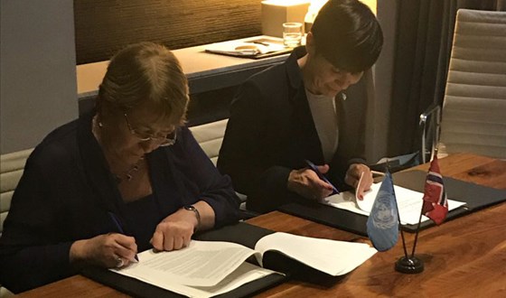 FNs høykommissær for menneskerettigheter Michelle Bachelet og utenriksminister Ine Eriksen Søreide signerer avtalen om norsk støtte til Bachelets kontor. Foto: Erling Hoem, UD