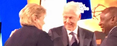 Statsminister Erna Solberg sammen med USAs tidligere president Bill Clinton og Sør-Afrikas president Cyril Ramaphosa. Foto: Espen Gullikstad, UD