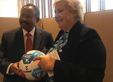 Statsministeren overrekker bærekraftsballen til Sudans ferske statsminister Abdalla Hamdok. Foto: May-Elin Stener, UD