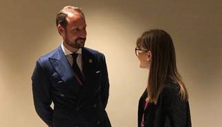 Kronprins Haakon  og ungdomsdelegat Sofie Nordvik. Foto: Hans Olav Ibrekk, UD