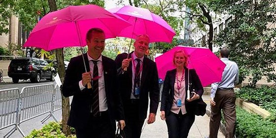 Endelig regnet det i New York, så vi fikk brukt rosa paraplyer! Foto: Therese Johansen, FN-delegasjonen
