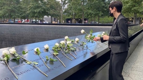 Utenriksminister Ine Eriksen Søreide legger ned blomster på minnesmerket for 9/11. Foto: Odd-Inge Kvalheim, UD