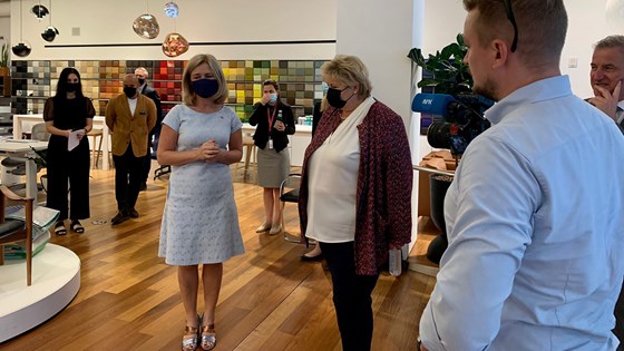 Generalkonsul Heidi Olufsen guider statsministeren i norsk design. Foto: Ginni Wiik, Generalkonsulatet i New York