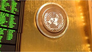 Bilde fra sal inni FN-bygningen med FN-logoen på veggen