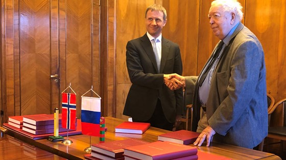Ambassadør Obukhov og Kjell Kristian Egge (UD) tar hverandre i hånda på at den nye grenseavtalen mellom Norge og Russland nå er i orden. Foto: Solveig Rossebø, UD 