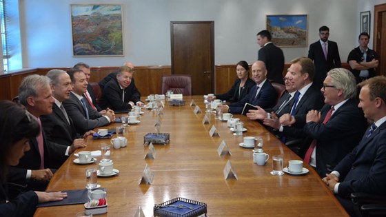 Utenriksminister Børge Brende og den israelske statsministeren Benjamin Netanyahu med hver sin delegasjon. Foto: Guri Solberg, UD
