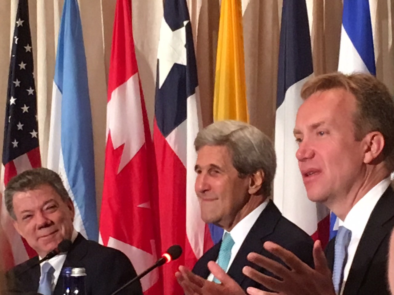 Juan Manuel Santos, John Kerry og Børge Brende