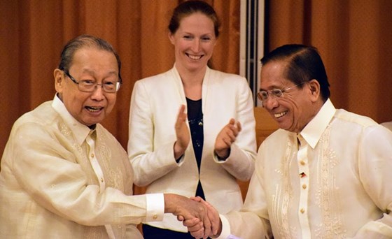 UDs spesialutsending Elisabeth Slåttum mellom partane under fredssamtalane på Filippinene. Foto: UD