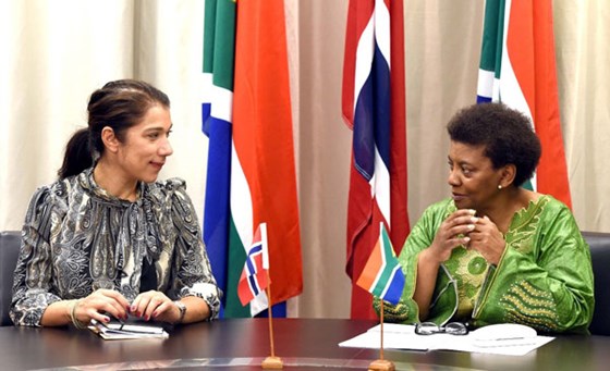 Statssekretær Laila Bokhari og viseutenriksminister Nomaindiya Mfeketo vil utvikle samarbeidet om fred og forsoning. Foto: Jacoline Schoonees, Sør-Afrikas utenriksdepartement 
