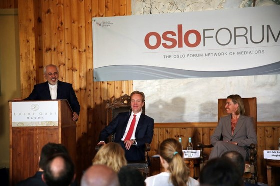 EUs høyrepresentant Federica Mogherini og Irans utenriksminister Mohammad Javad Zarif sammen med utenriksminister Børge Brende var blant årets deltaker på Oslo Forum 2016.