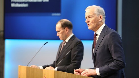 Bilde av statsminister Jonas Gahr Støre og utenriksminister Espen Barth Eide på scene under pressekonferanse