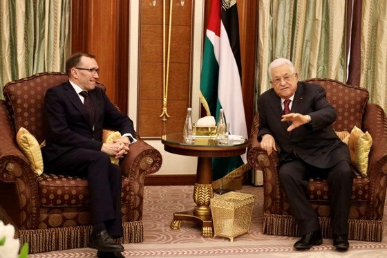 Bilde av utenriksminister Eide og Palestinas president Abbas sittende på hver sin stol og prater