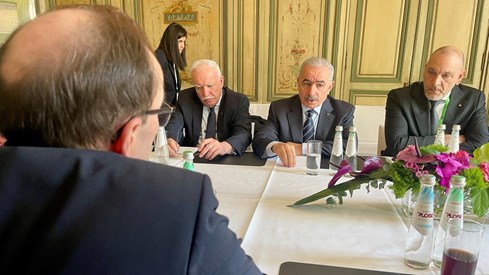 Bilde av Palestinas statsminister Mohammad Shtayyeh og utenriksminister Espen Barth Eide på hver sin side av bordet