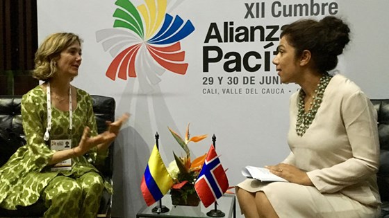 Statssekretær Laila Bokhari i samtale med Colombias viseutenriksminister Patti Londoño Jaramillo under Stillhavsalliansens toppmøte i Cali. Foto: Sondre Bjotveit, UD