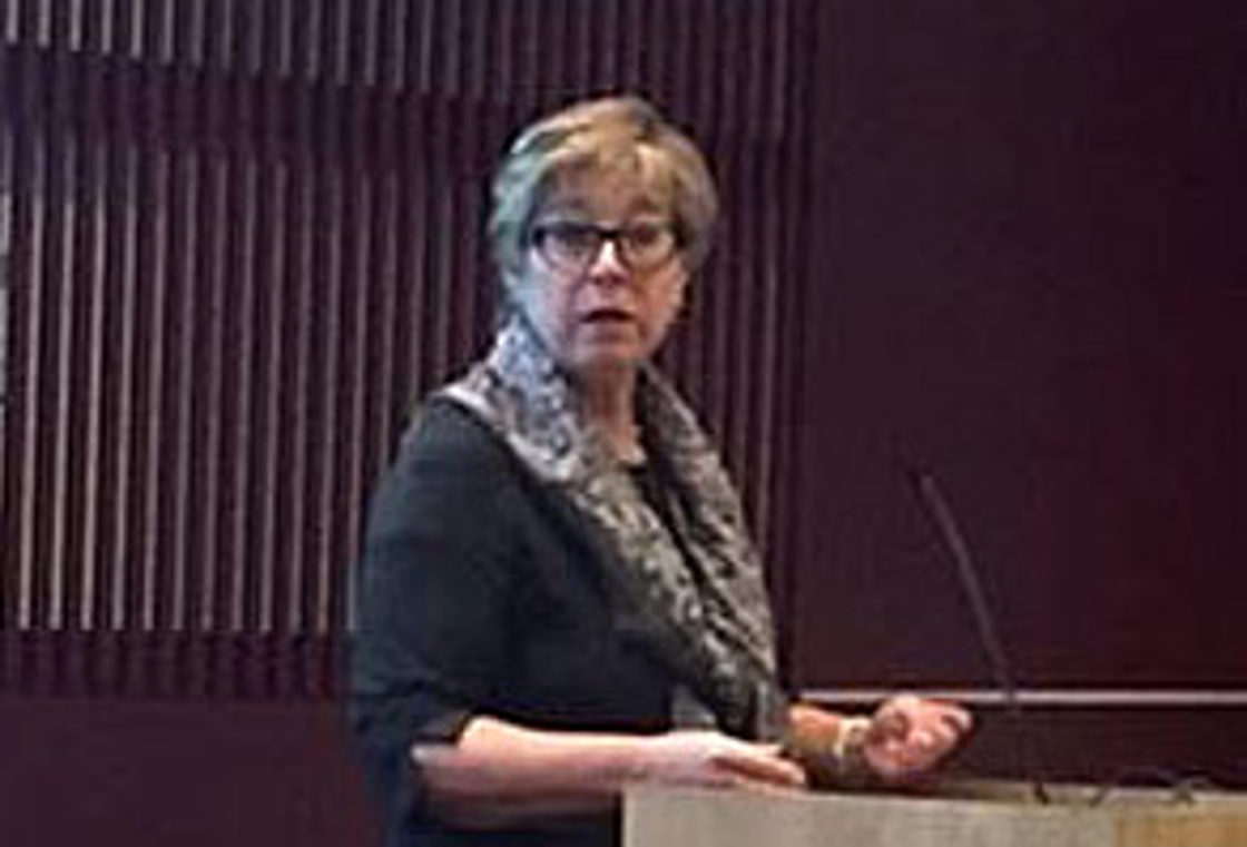 Statssekretær Tone Skogen innleder om Tisa-forhandlingene på frokostseminaret hos NHO. Foto: Elisabeth Hallenstvedt, UD