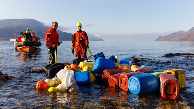 Reint hav krever stor innsats. Her fra en fire dagers oppryddingsaksjon i området rundt Lofoten og Troms der 135 m3 søppel - hovedsaklig plast - ble samlet inn. Foto: Espen Bergersen, Naturgalleriet