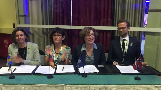 Utviklingsministeren signerer avtalen om et nytt havfond. Foto: Kristin Enstad, UD