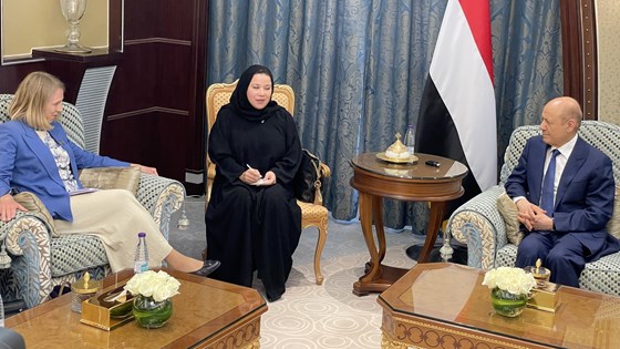 Bilde av utenriksminister Anniken Huitfeldt i møte sittende sammen med Jemens utenriksminister med kvinne i midten