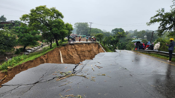 Bilde av vei som er ødelagt med en stor kløft etter syklonen