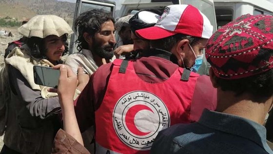 Tre mobile helseteam fra Røde Kors er allerede i arbeid i det jordskjelvrammede i Gyan-distriktet i Paktika-provinsen i Afghanistan. Flere lastebiler med nødhjelp er på vei. Foto: Afghanistan Røde Halvmåne