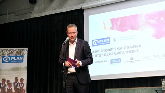 Stassekretær Aksel Jakobsen lanserer regjeringens strategi mot skadelig skikker. Foto: Aksel Jakobsen, UD